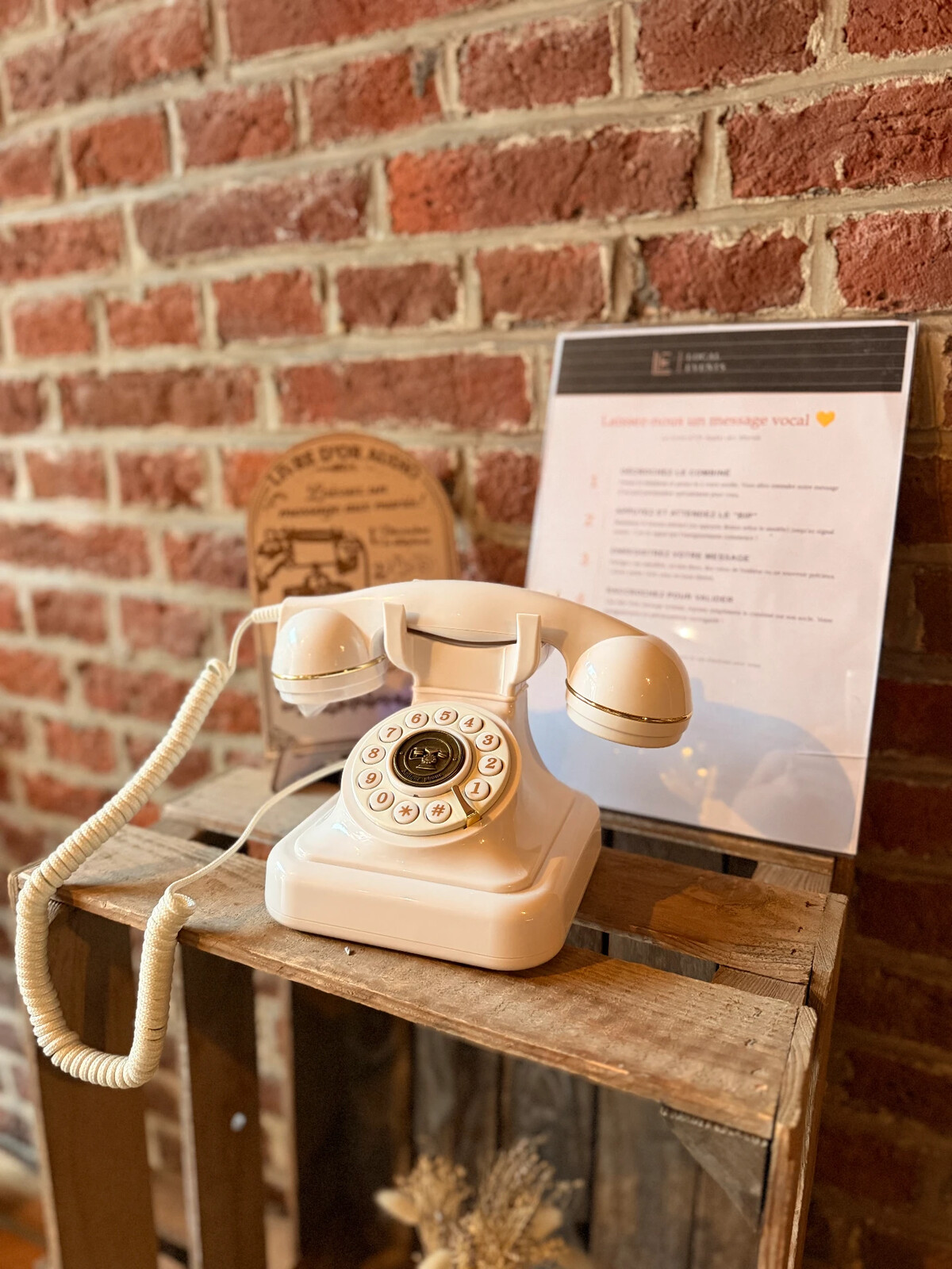 Téléphone vintage du livre d'or audio Local Events