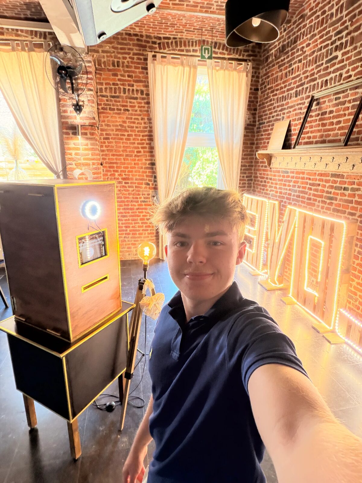 L'équipe Local Events aux côtés de la borne photobooth avant une soirée